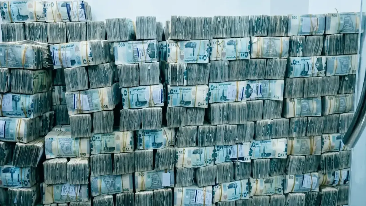 أسعار العملات تشتعل: الريال اليمني يتهاوى أمام الدولار بين عدن وصنعاء!